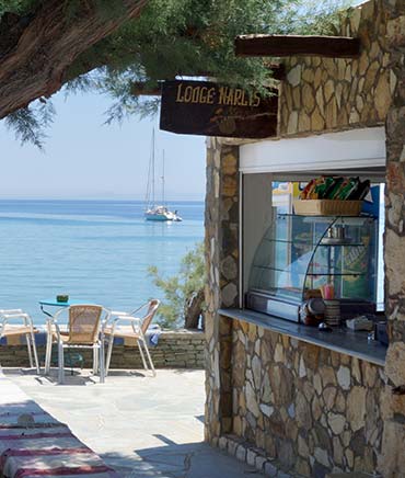 Le café Narlis sur la plage de Platis Gialos