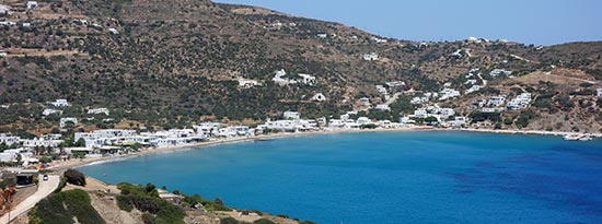 Image panoramique de la plage Platis Gialos à Sifnos