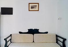 Τρίκλινο δωμάτιο με καναπέ