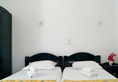Τρίκλινο δωμάτιο με μονά κρεβάτια